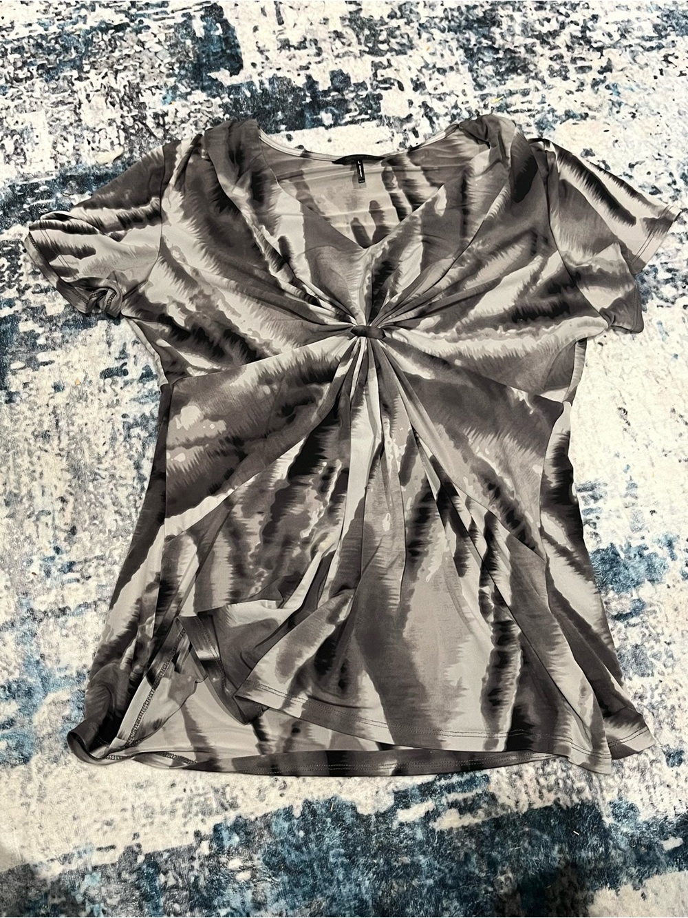 Women’s Top Gathered front- Gray Abstract Print size large